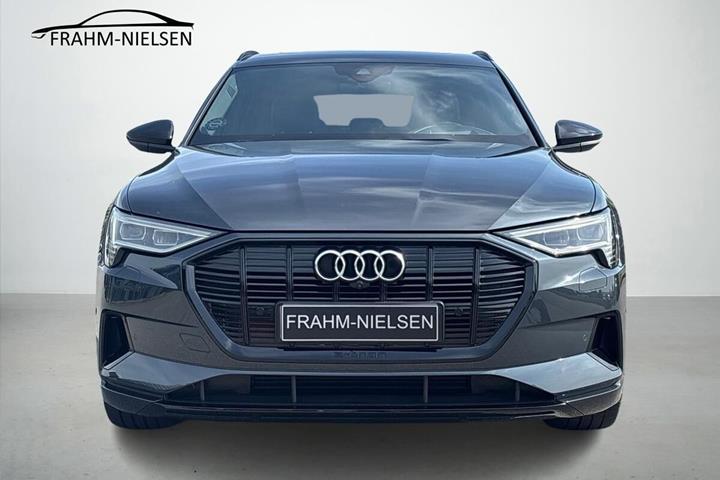 Grå Audi e-tron fra 2021