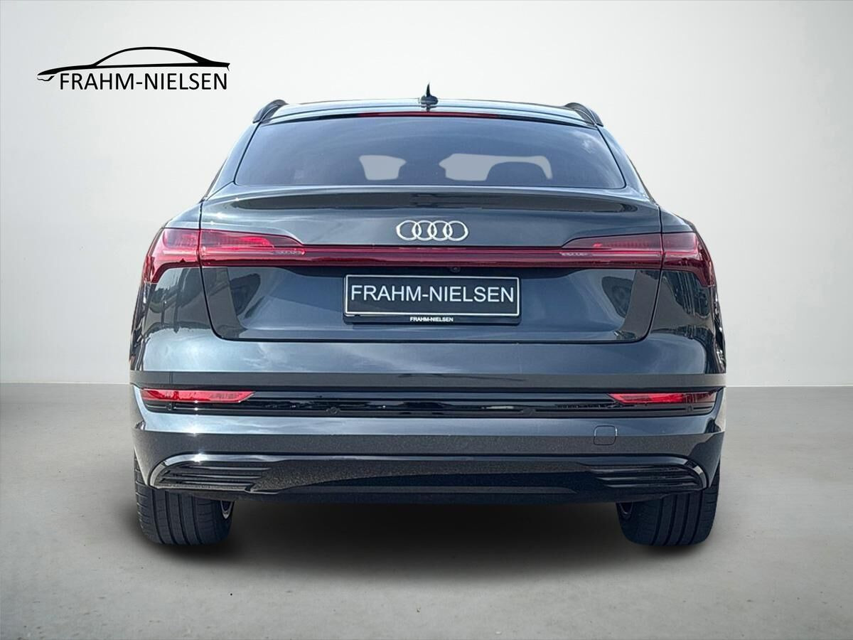 Grå Audi e-tron fra 2021