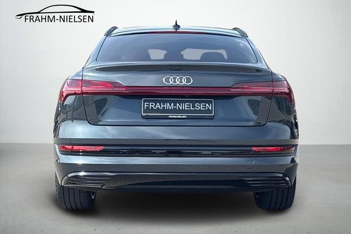 Grå Audi e-tron fra 2021
