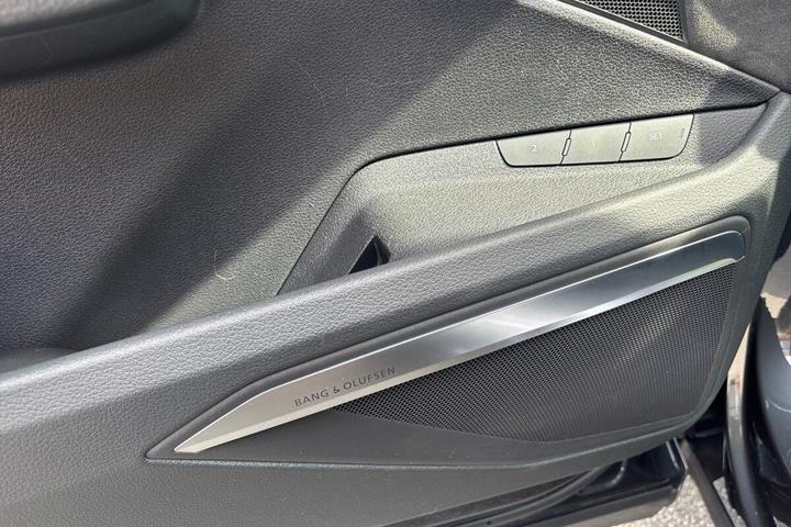 Grå Audi e-tron fra 2021