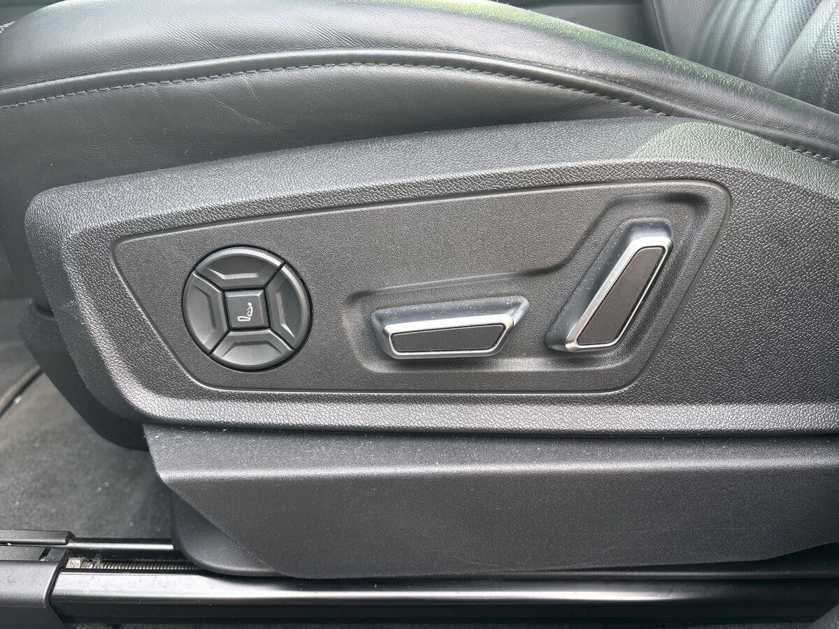 Grå Audi e-tron fra 2021