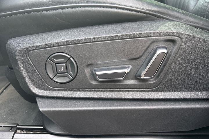 Grå Audi e-tron fra 2021