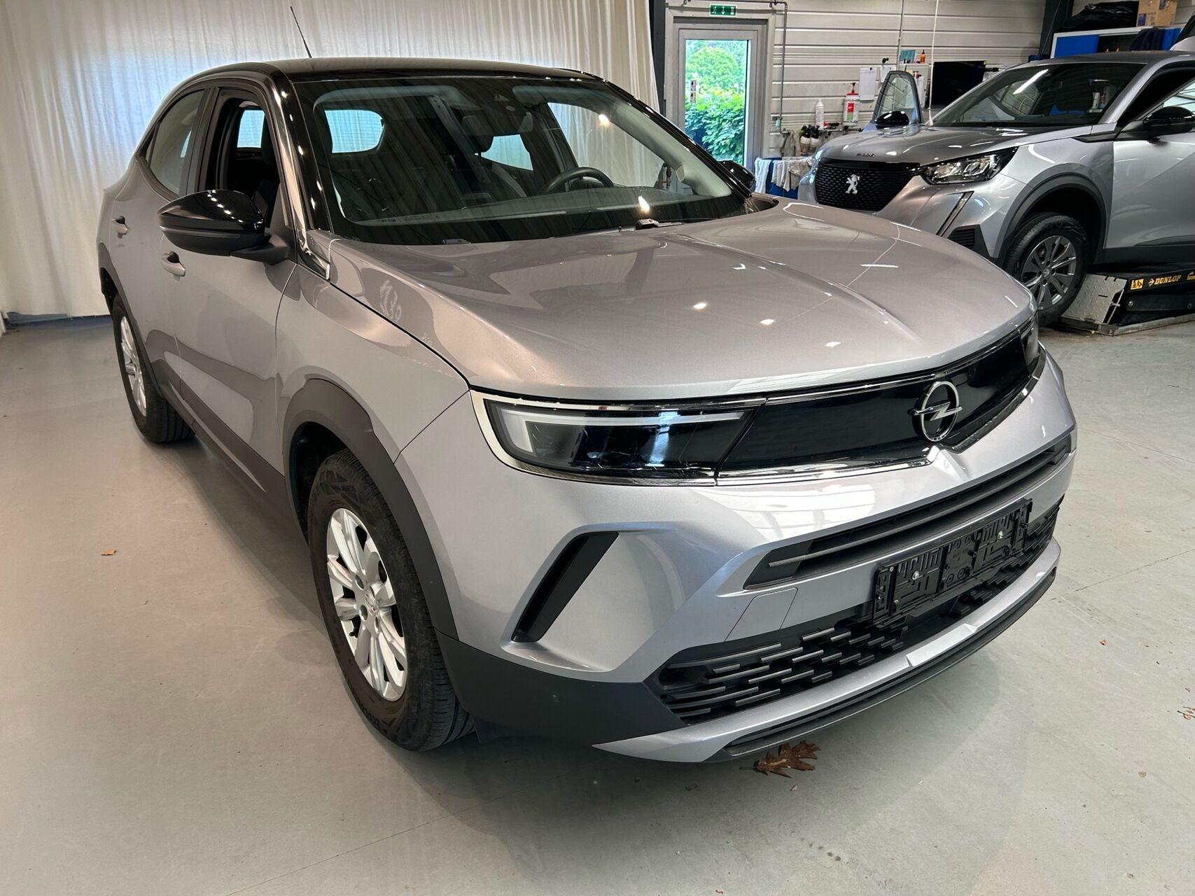 Grå Opel Mokka fra 2023