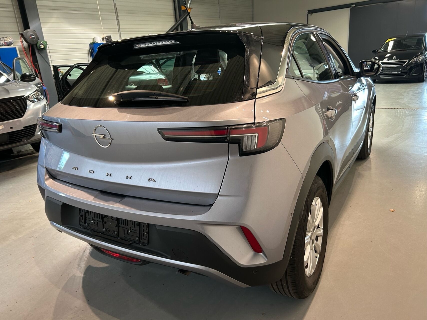Grå Opel Mokka fra 2023