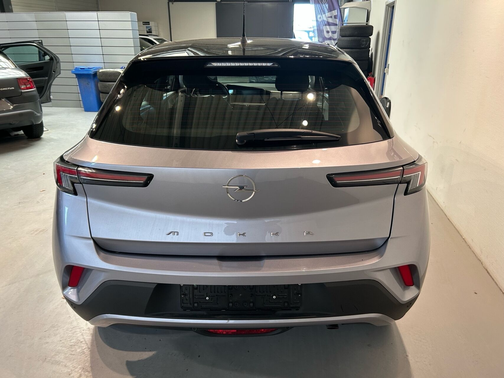 Grå Opel Mokka fra 2023