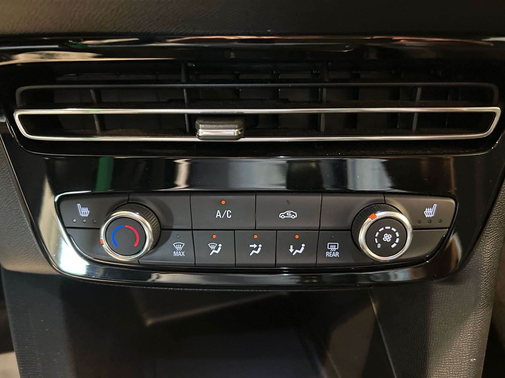 Grå Opel Mokka fra 2023