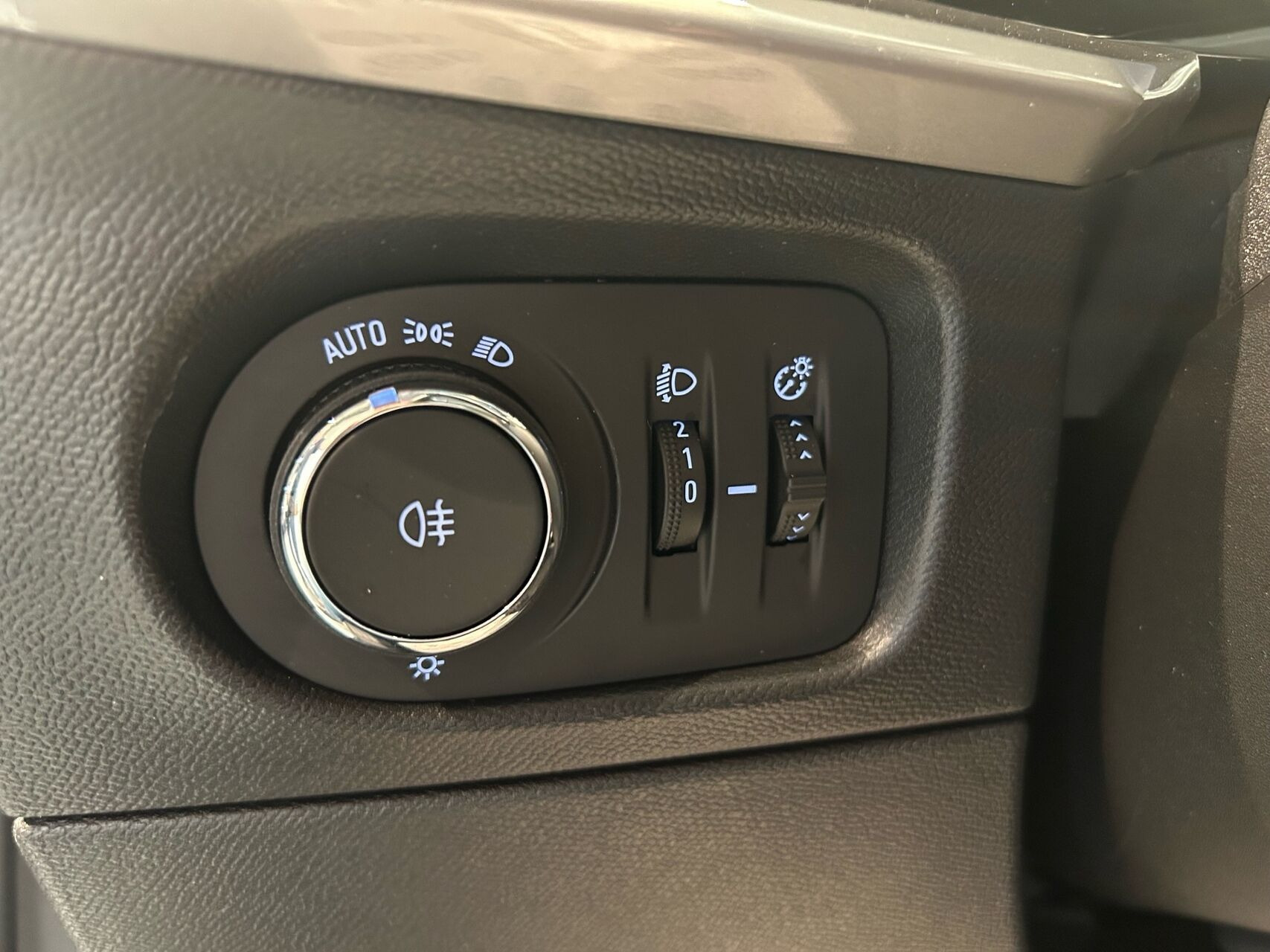 Grå Opel Mokka fra 2023