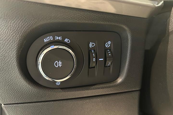 Grå Opel Mokka fra 2023
