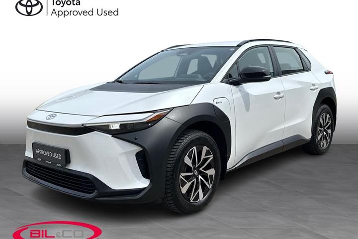 Hvid Toyota BZ4X fra 2025 set udefra