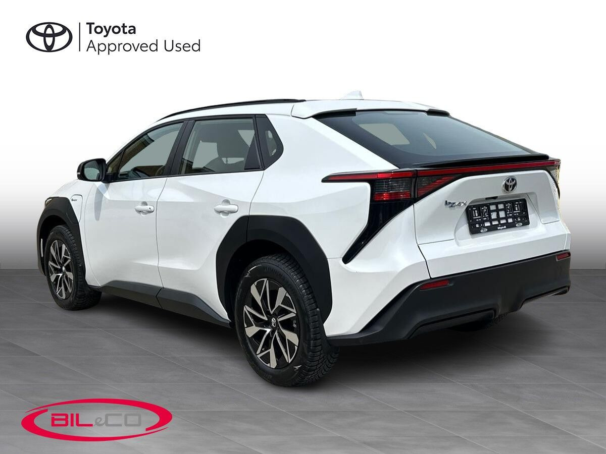 Hvid Toyota BZ4X fra 2025