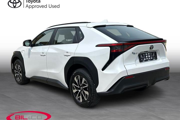 Hvid Toyota BZ4X fra 2025