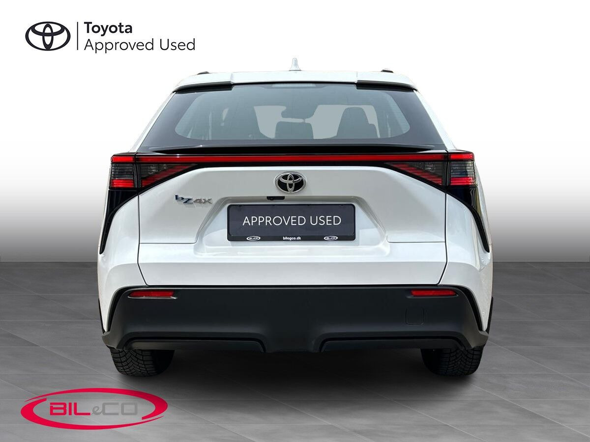 Hvid Toyota BZ4X fra 2025
