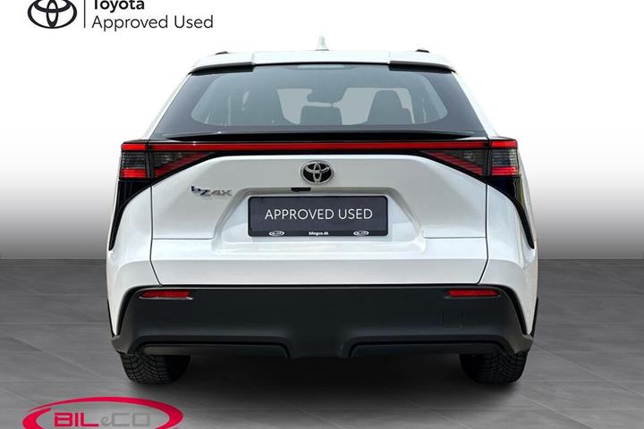 Hvid Toyota BZ4X fra 2025