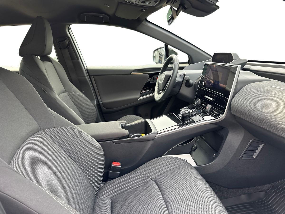 Hvid Toyota BZ4X fra 2025