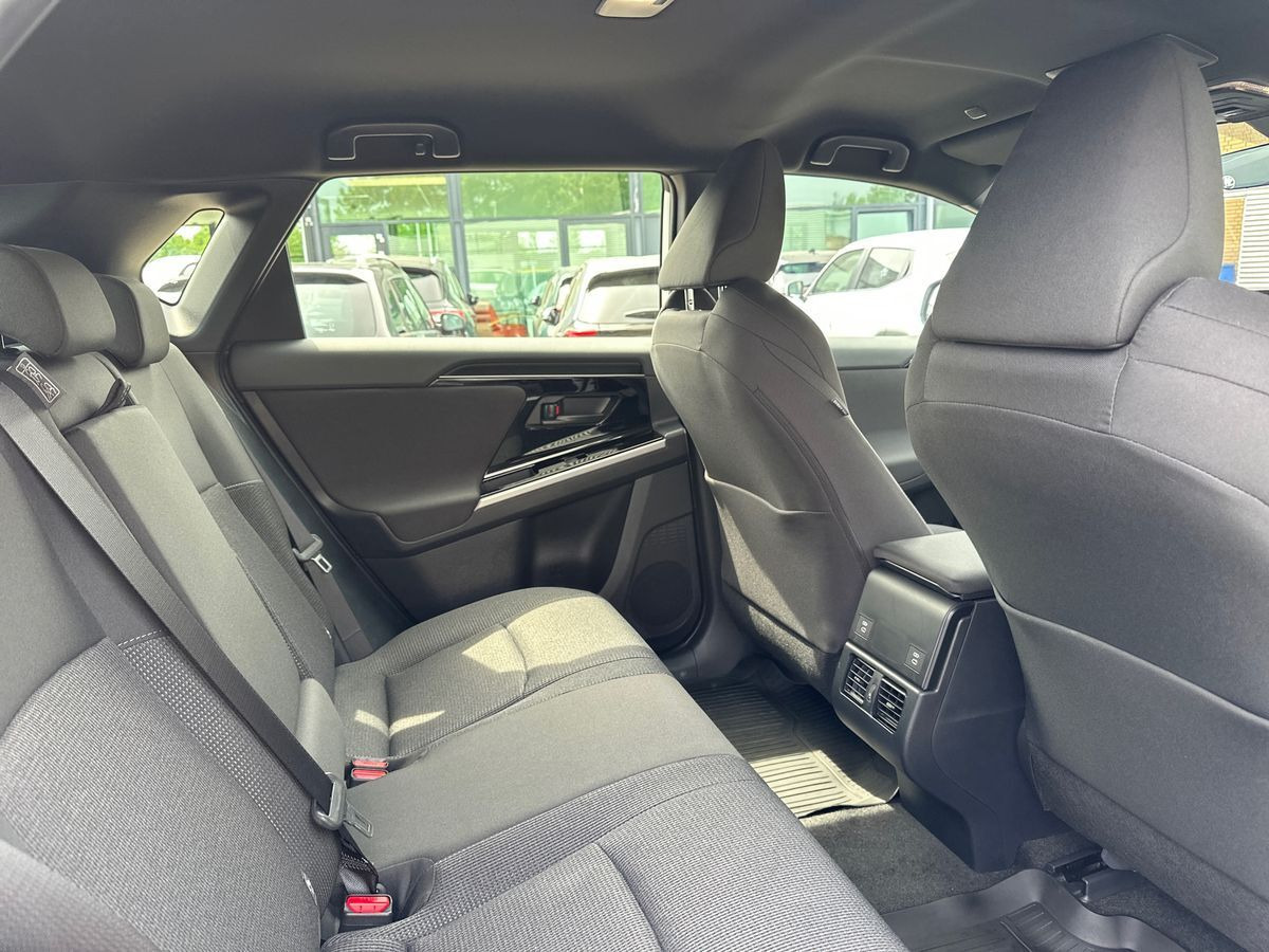 Hvid Toyota BZ4X fra 2025