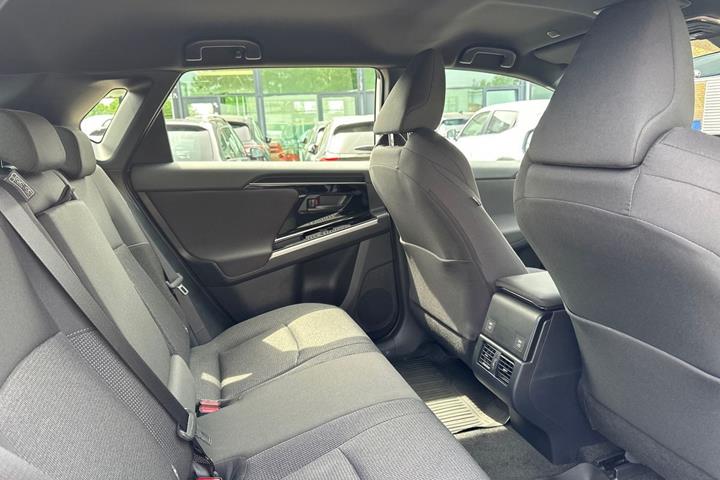Hvid Toyota BZ4X fra 2025
