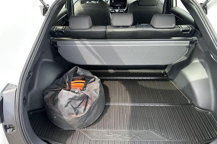 Hvid Toyota BZ4X fra 2025