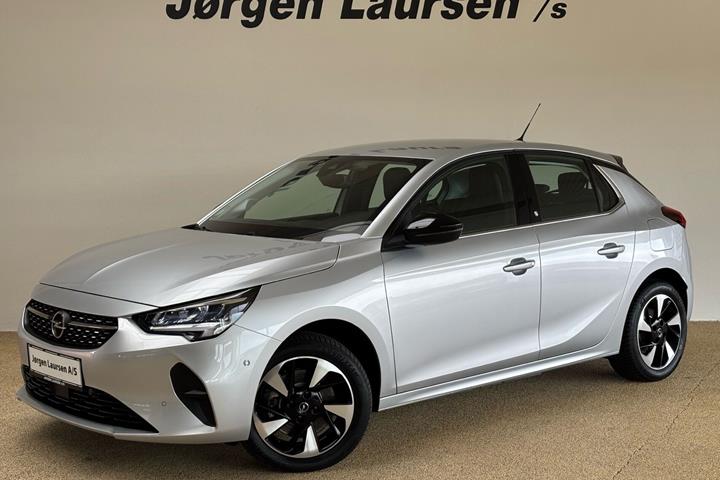 Sølv Opel Corsa-e fra 2023 set udefra