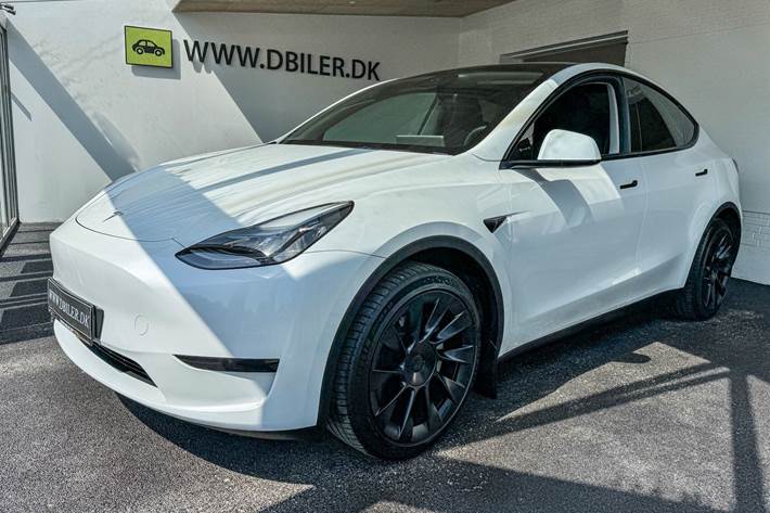 Hvid Tesla Model Y fra 2023