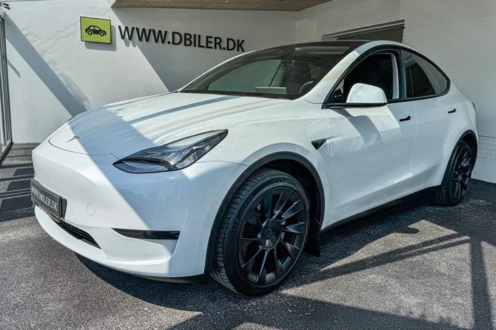 Hvid Tesla Model Y fra 2023 set udefra