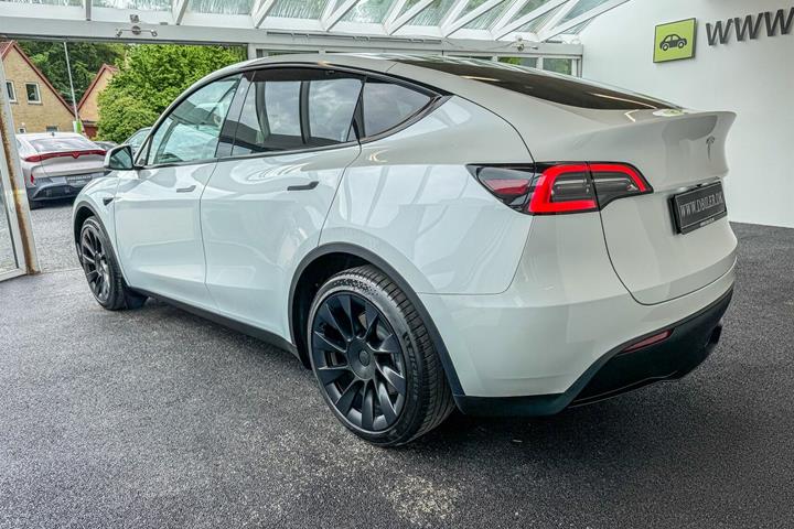 Hvid Tesla Model Y fra 2023