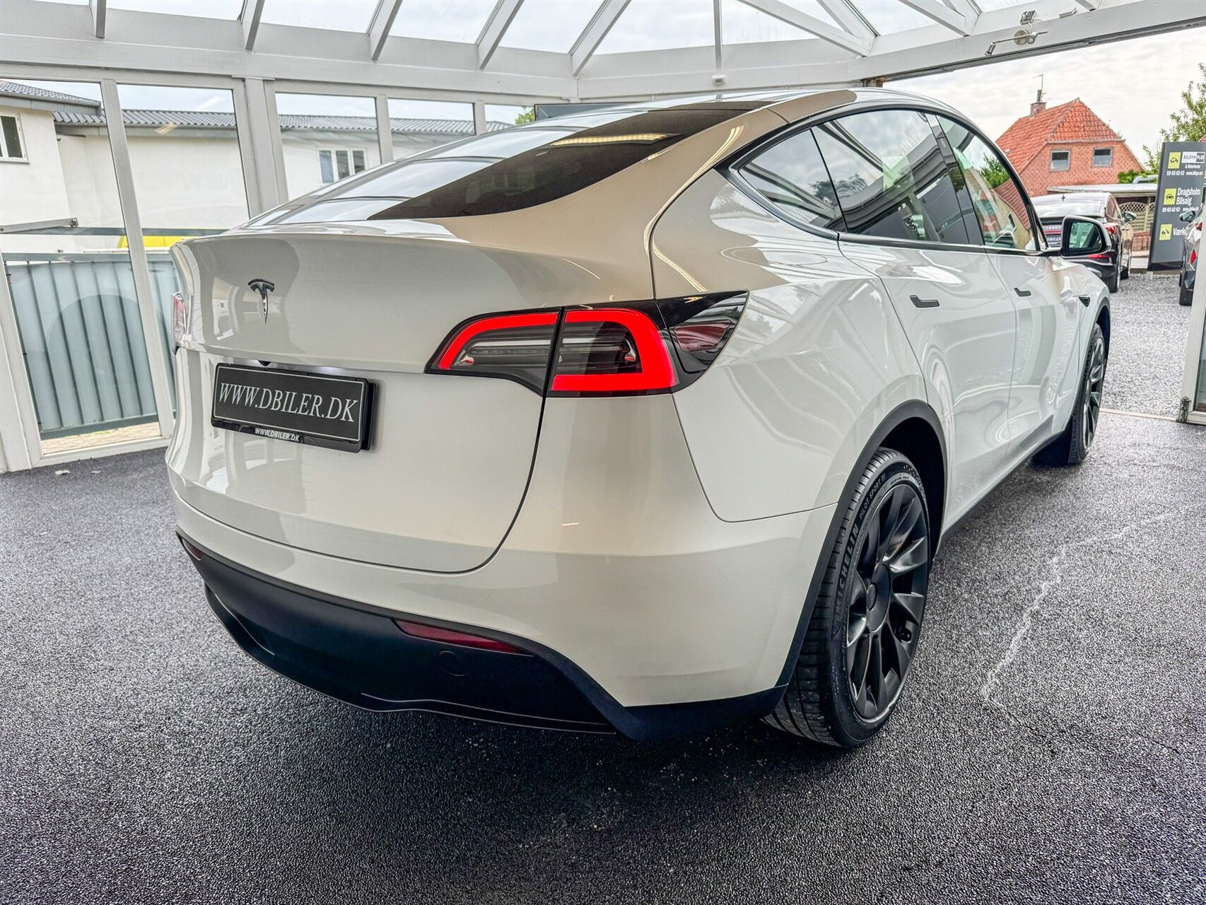 Hvid Tesla Model Y fra 2023