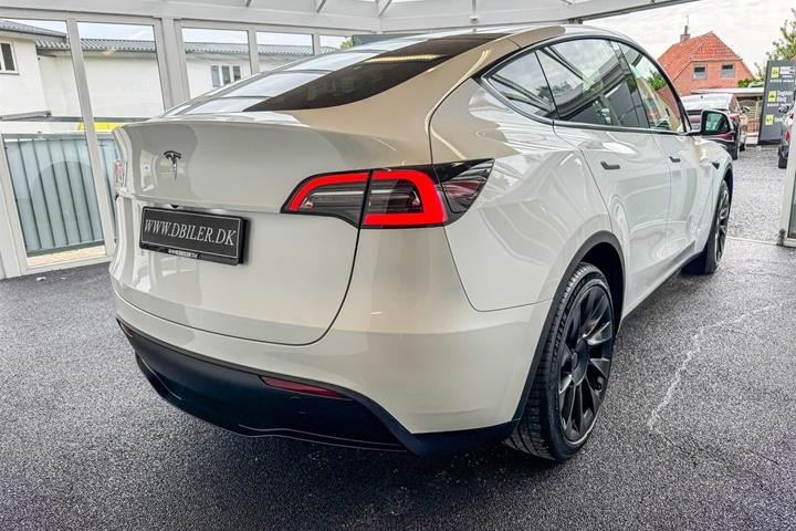 Hvid Tesla Model Y fra 2023