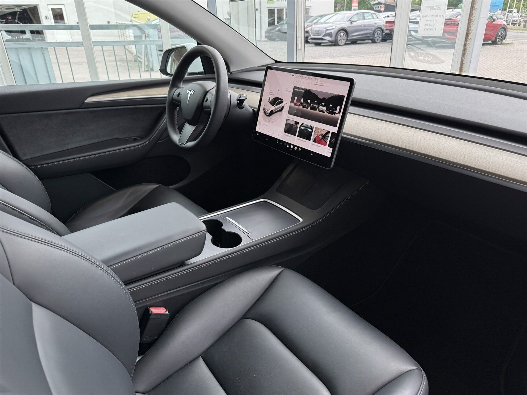 Hvid Tesla Model Y fra 2023