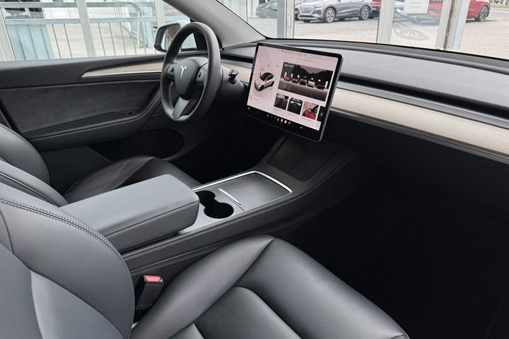 Hvid Tesla Model Y fra 2023
