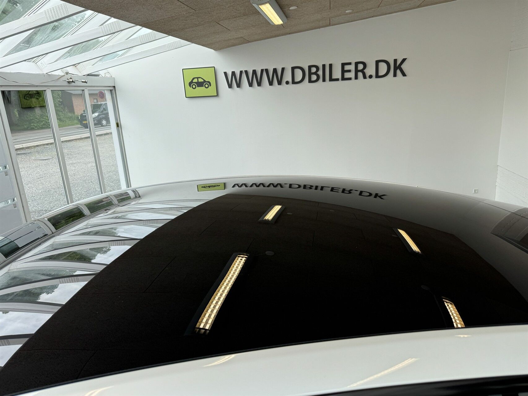 Hvid Tesla Model Y fra 2023