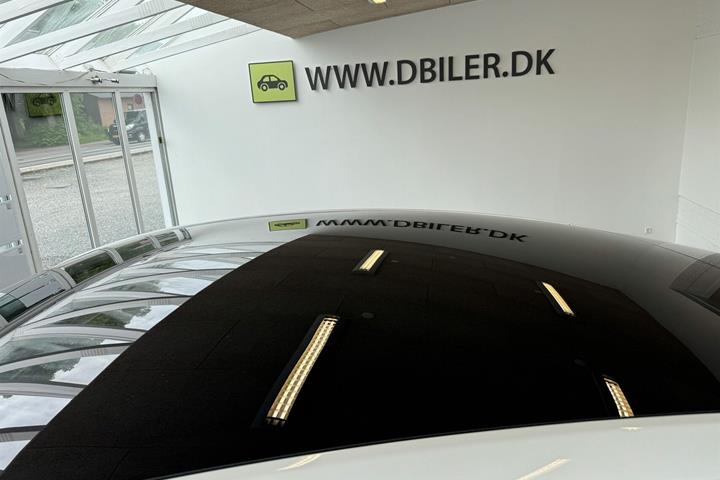 Hvid Tesla Model Y fra 2023