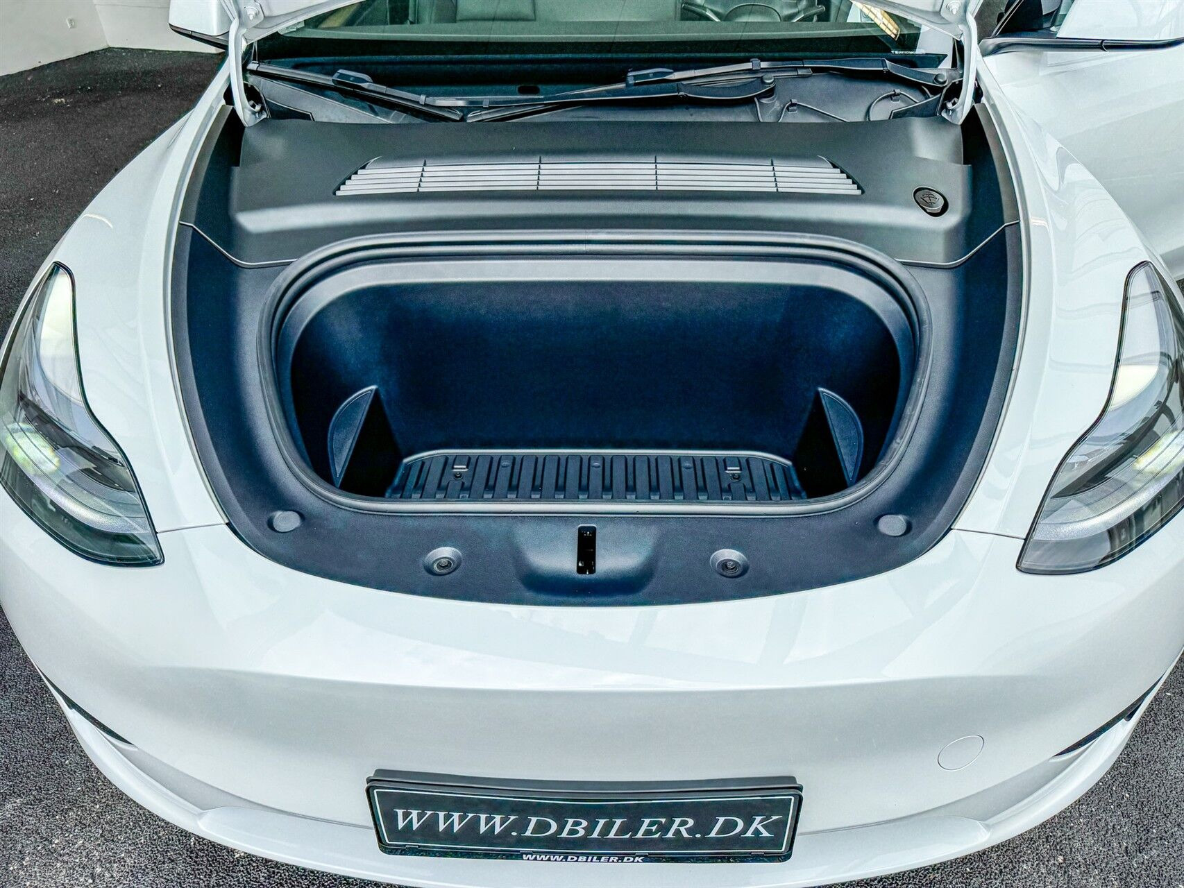 Hvid Tesla Model Y fra 2023