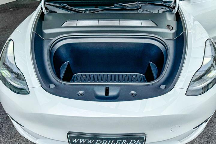 Hvid Tesla Model Y fra 2023