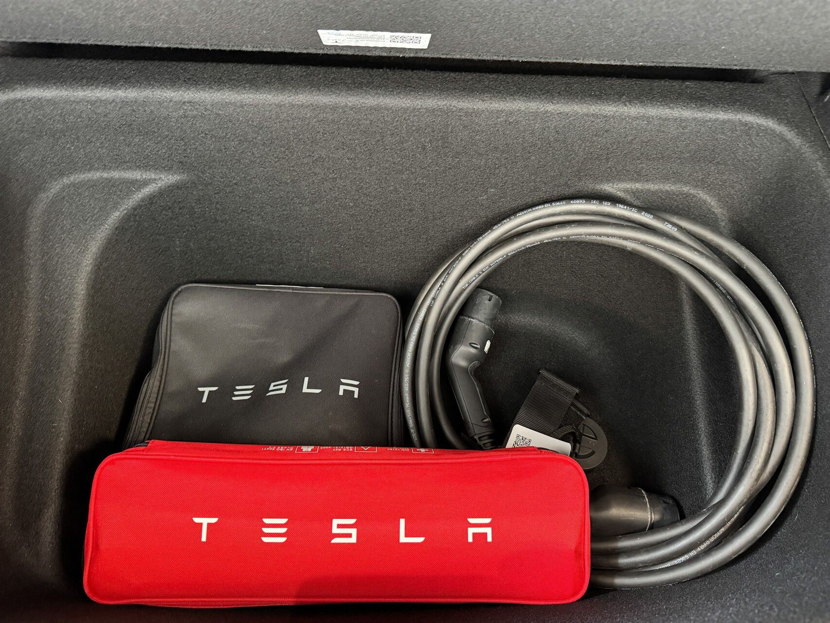 Hvid Tesla Model Y fra 2023