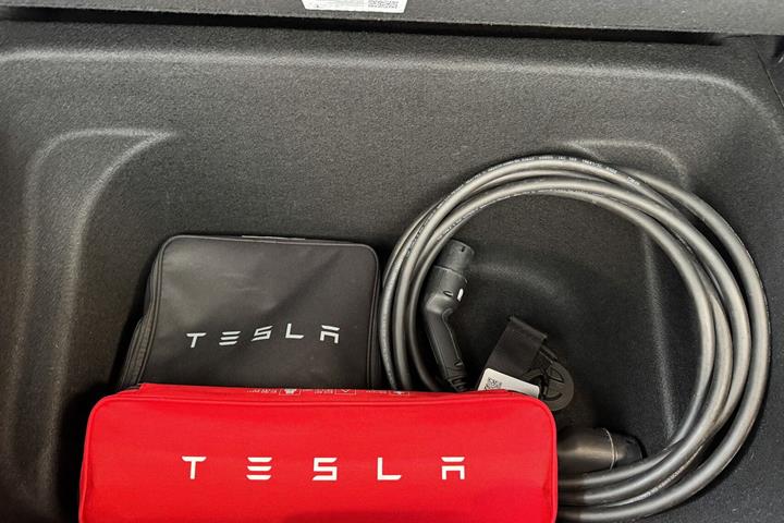 Hvid Tesla Model Y fra 2023