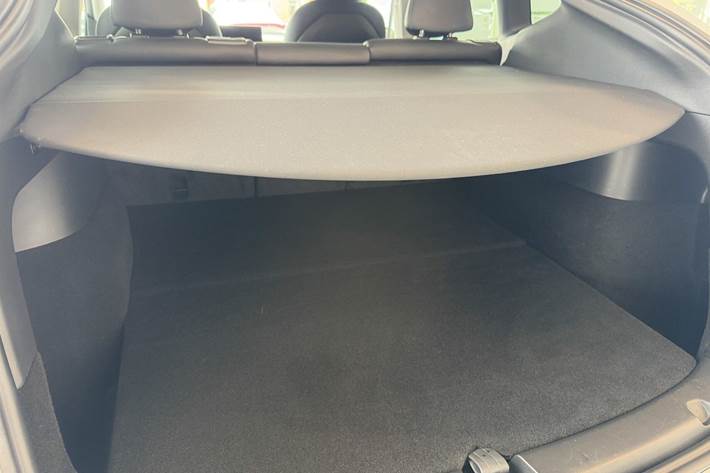 Hvid Tesla Model Y fra 2023