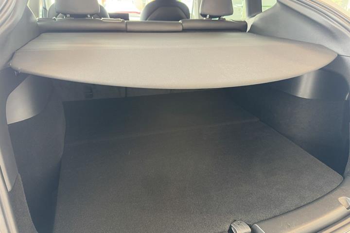 Hvid Tesla Model Y fra 2023