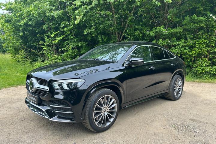 Sort Mercedes GLE350 de fra 2023 set udefra