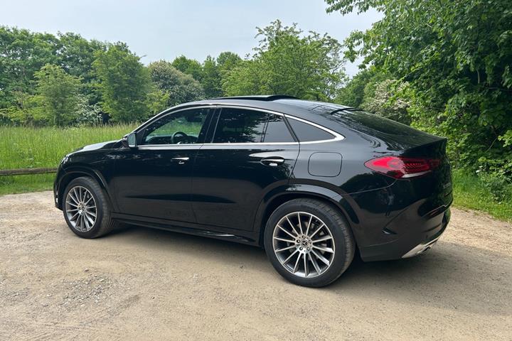 Sort Mercedes GLE350 de fra 2023