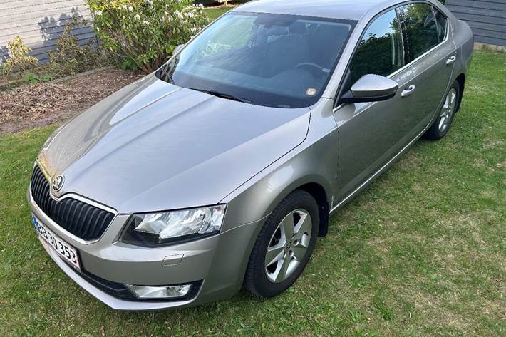 Beige Skoda Octavia fra 2016 set udefra