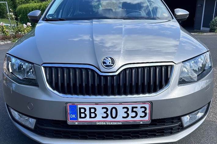 Beige Skoda Octavia fra 2016