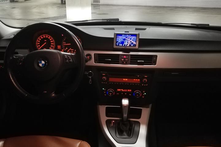 Grå BMW 320d fra 2011