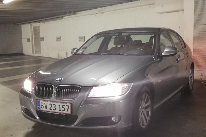 Grå BMW 320d fra 2011