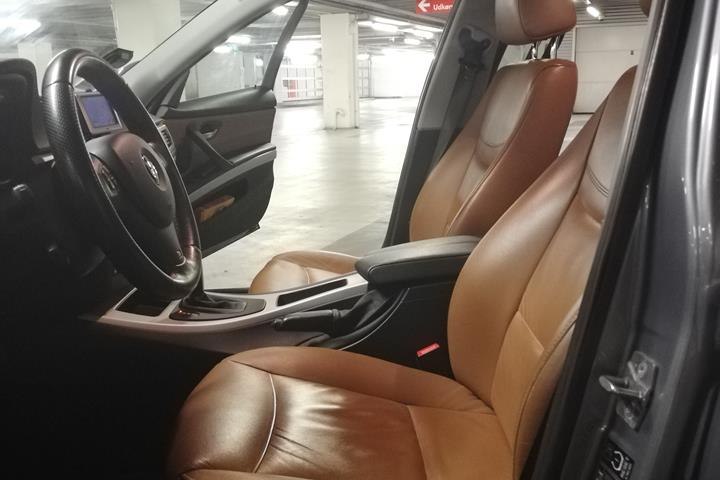 Grå BMW 320d fra 2011