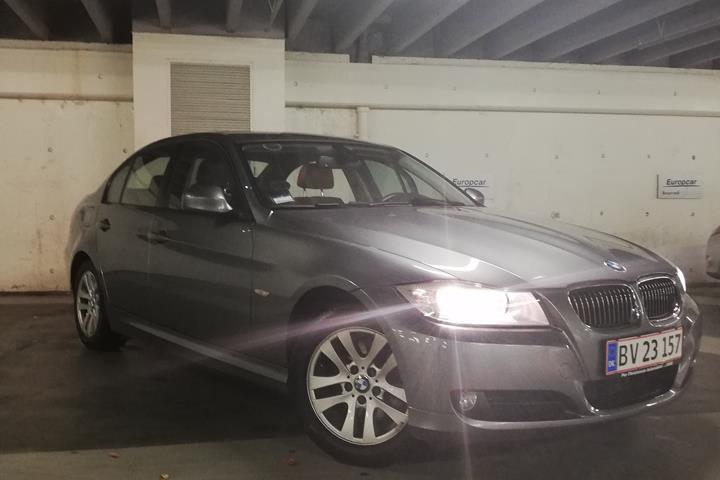 Grå BMW 320d fra 2011