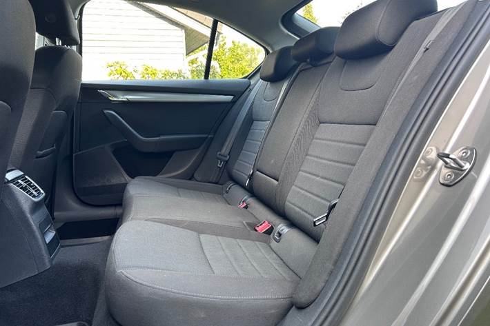 Beige Skoda Octavia fra 2016