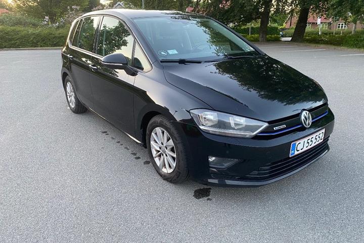 Sort VW Golf Sportsvan fra 2015 set udefra