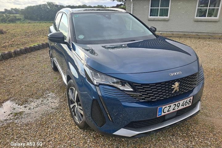 Blå Peugeot 3008 fra 2020 set udefra