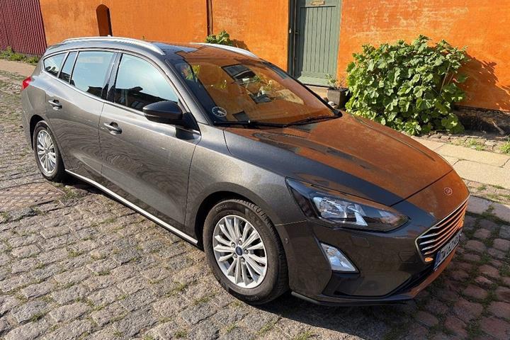 Grå Ford Focus fra 2020 set udefra