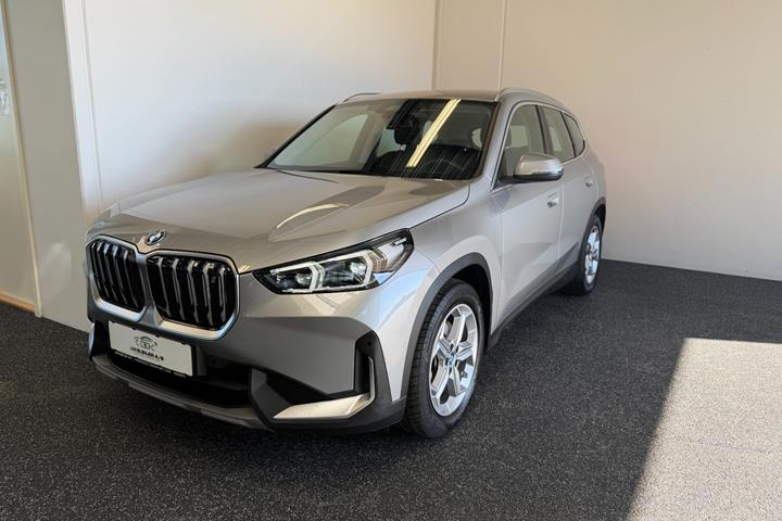 Orange BMW iX1 fra 2024 set udefra